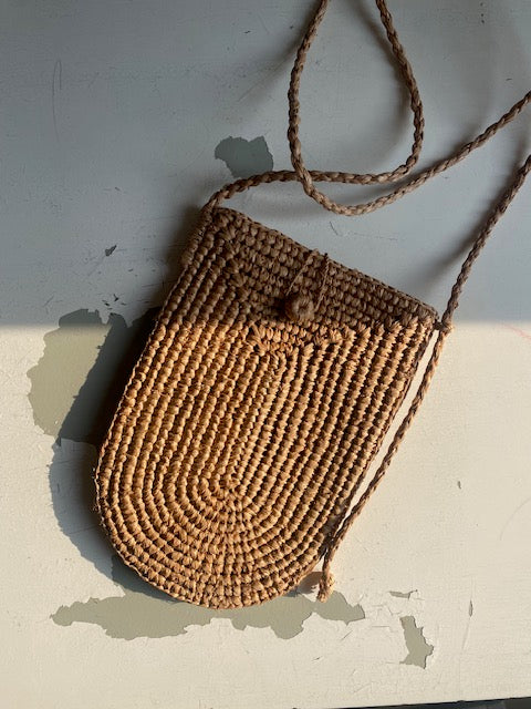 zoom sur la pochette à bandoulière ajustable pour téléphone en raphia thé 