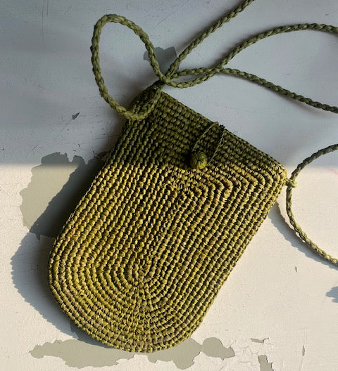 zoom sur la pochette à bandoulière ajustable pour téléphone en raphia vert matha