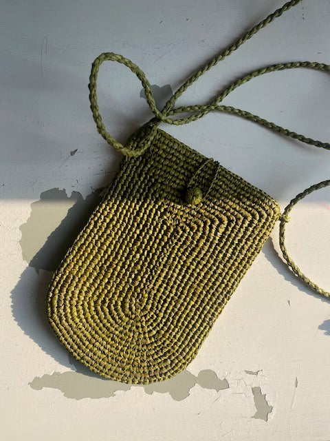 zoom sur la pochette à bandoulière ajustable pour téléphone en raphia vert matha