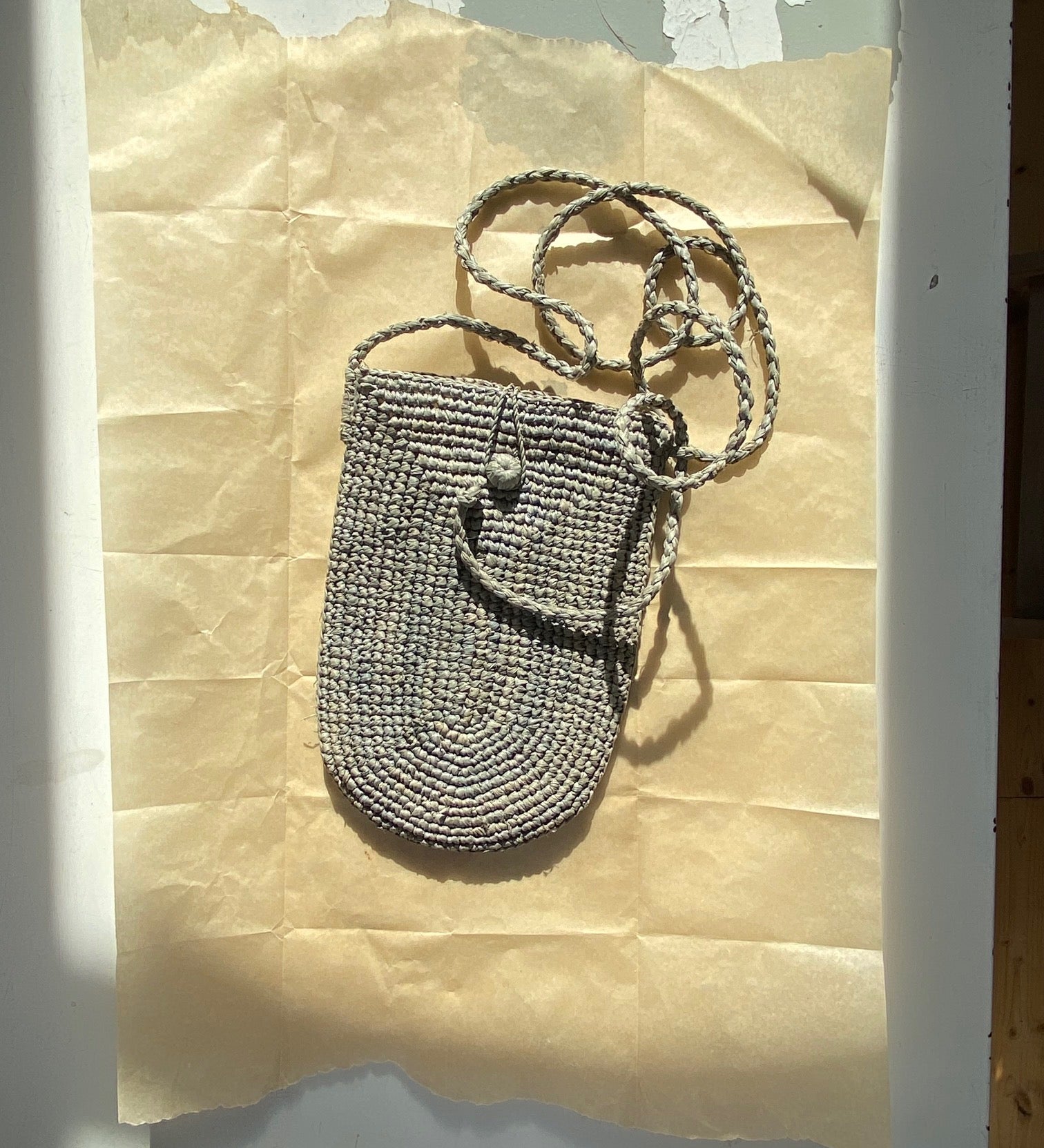 pochette à bandoulière ajustable pour téléphone en raphia bleu écume