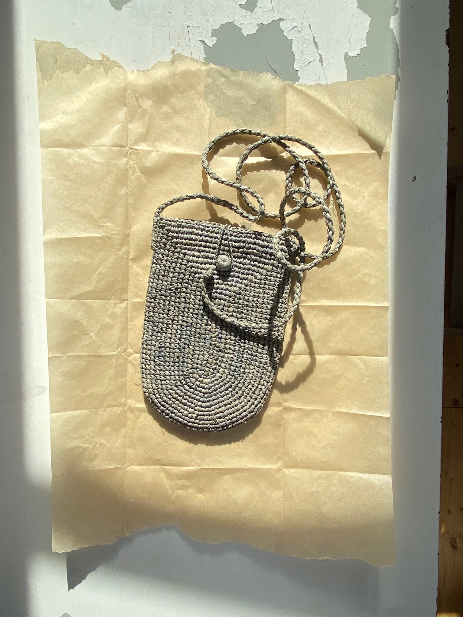 pochette à bandoulière ajustable pour téléphone en raphia bleu écume