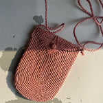 zoom sur la pochette à bandoulière ajustable pour téléphone en raphia rose blush