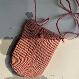 zoom sur la pochette à bandoulière ajustable pour téléphone en raphia rose blush