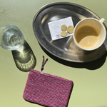 mise en scène du porte carte en raphia bordeaux à la terrasse d'un café