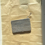 petite pochette en crochet de raphia bleu écume