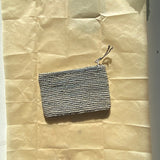 petite pochette en crochet de raphia bleu écume