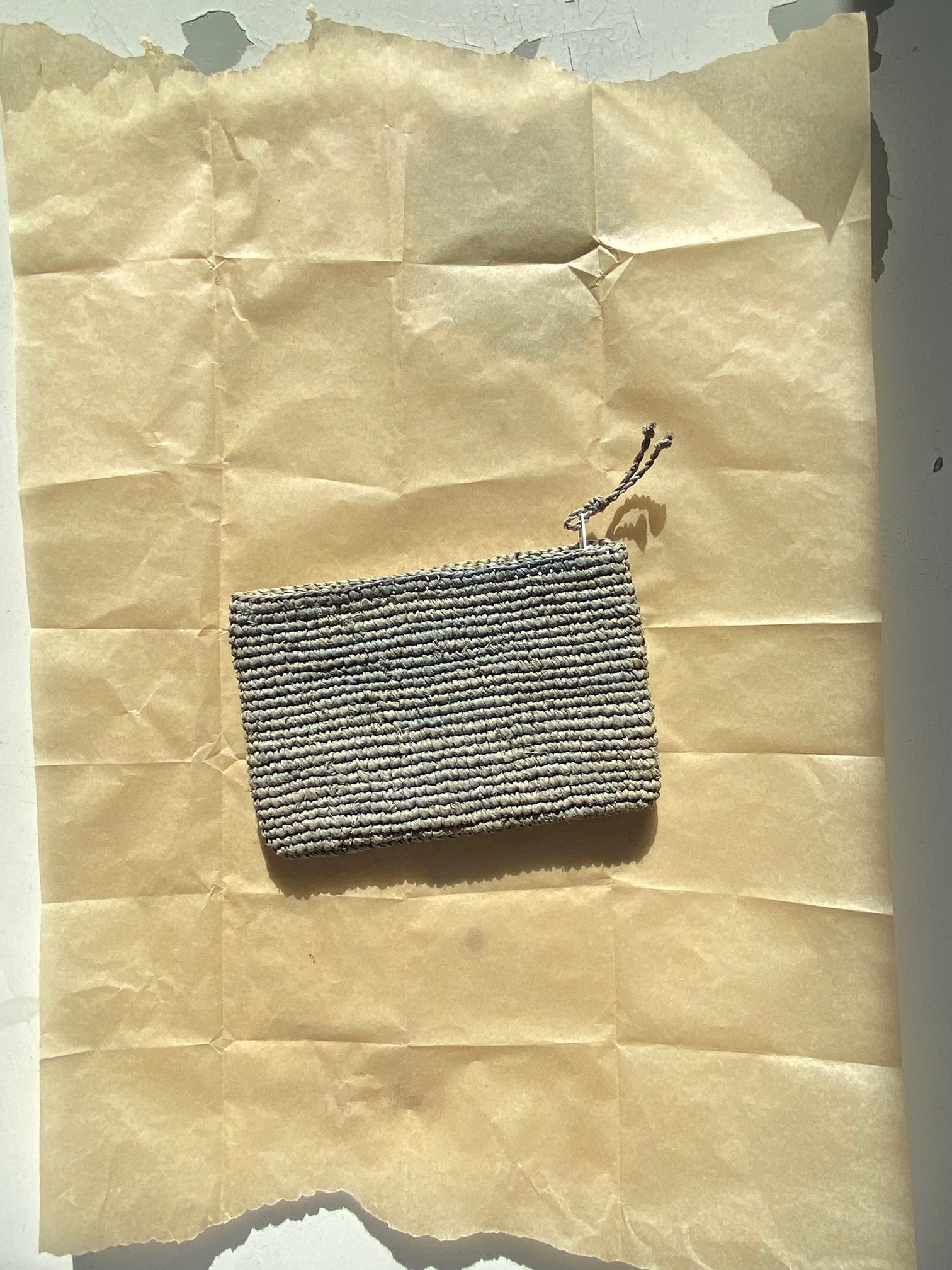 petite pochette en crochet de raphia bleu écume