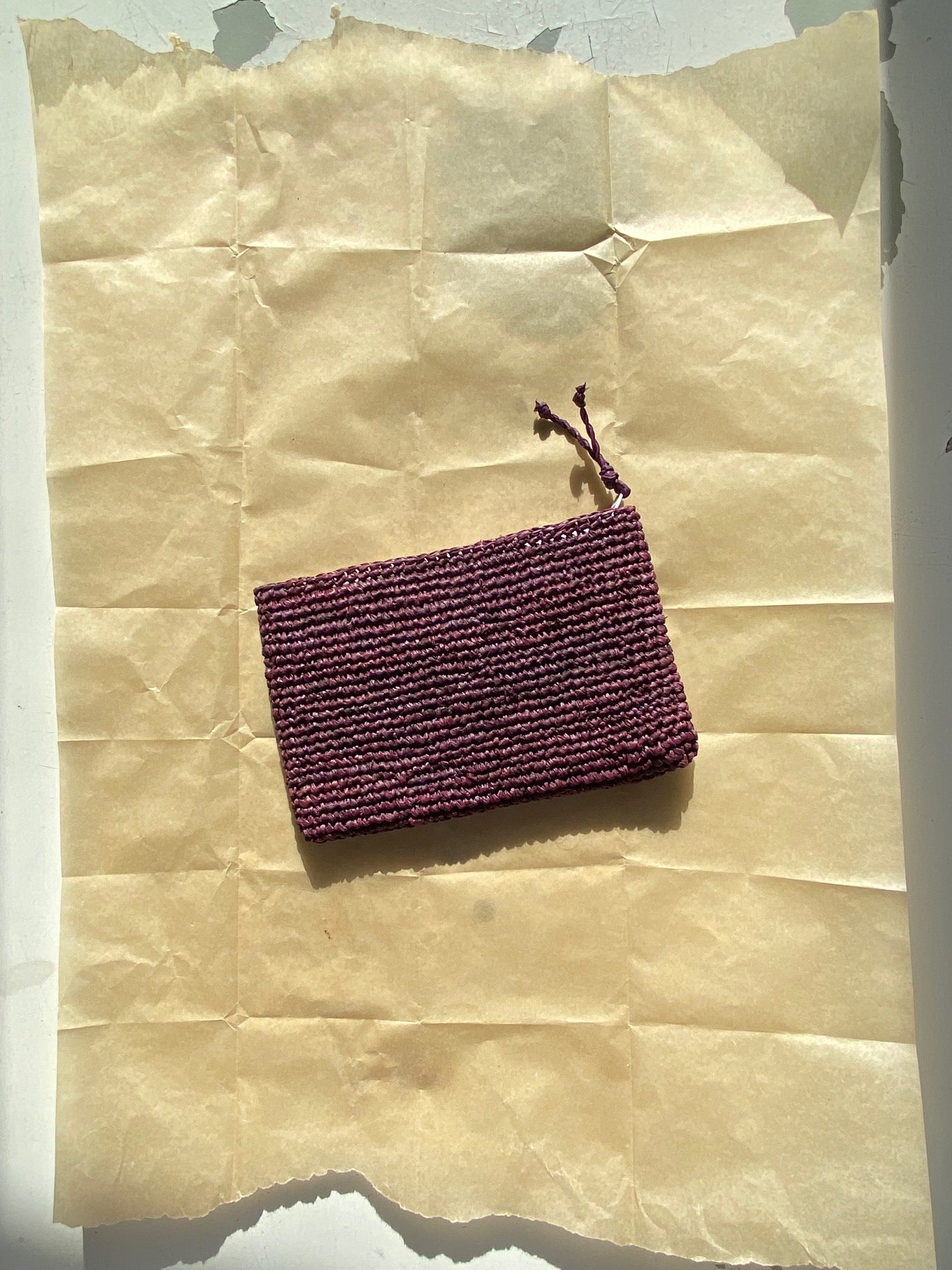 petite pochette en crochet de raphia bordeaux