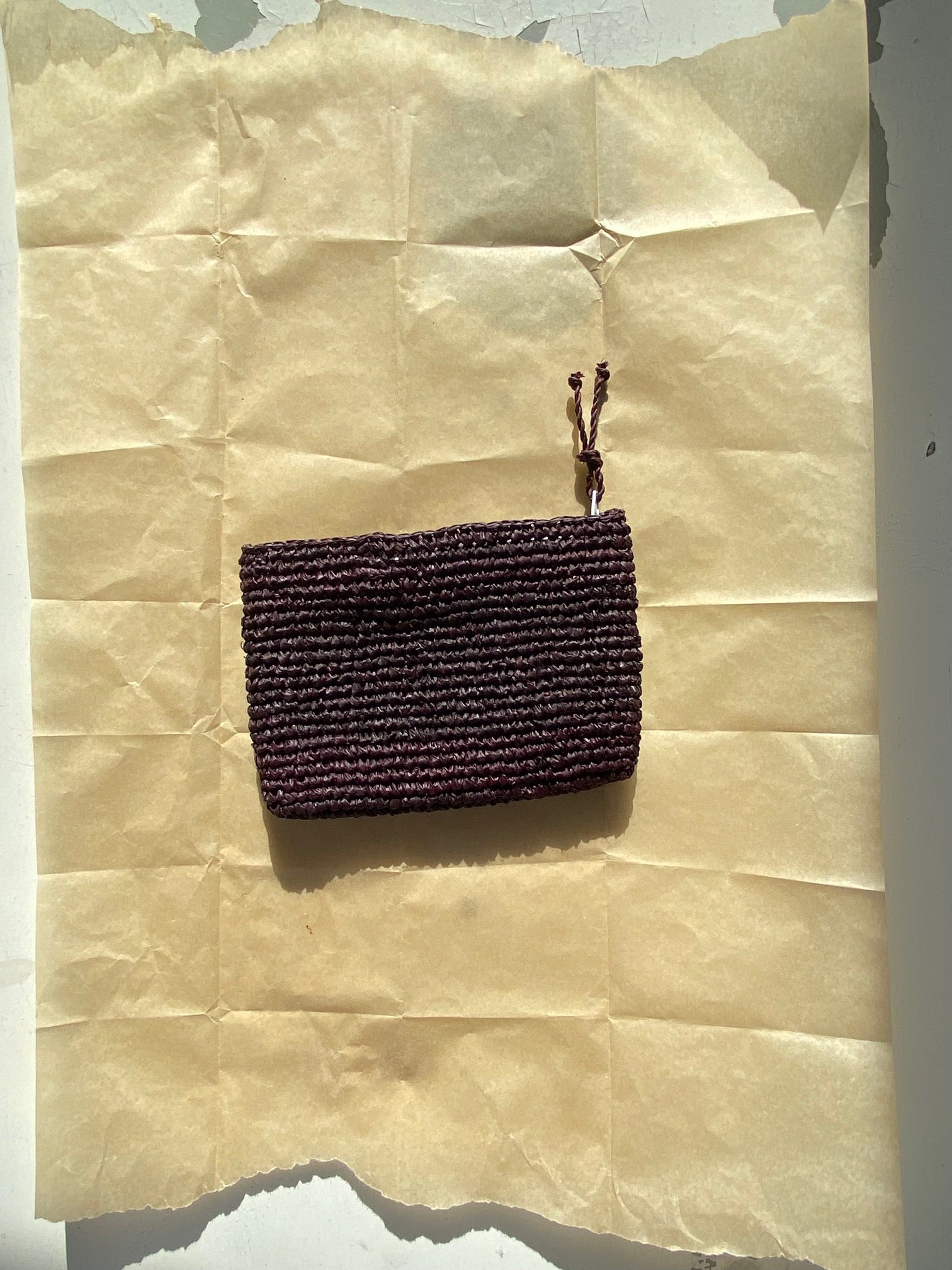 petite pochette en crochet de raphia chocolat