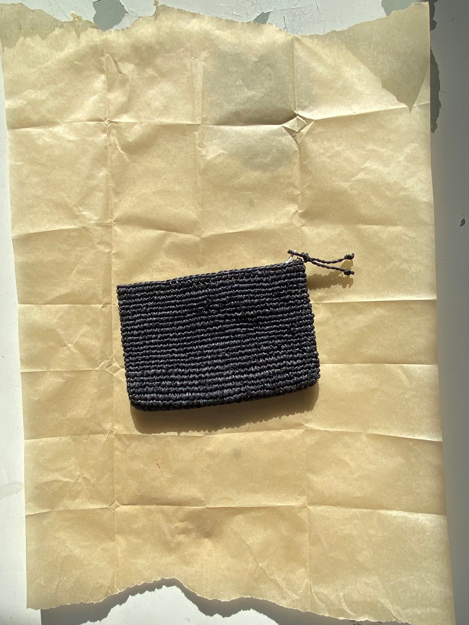 petite pochette en crochet de raphia noir 