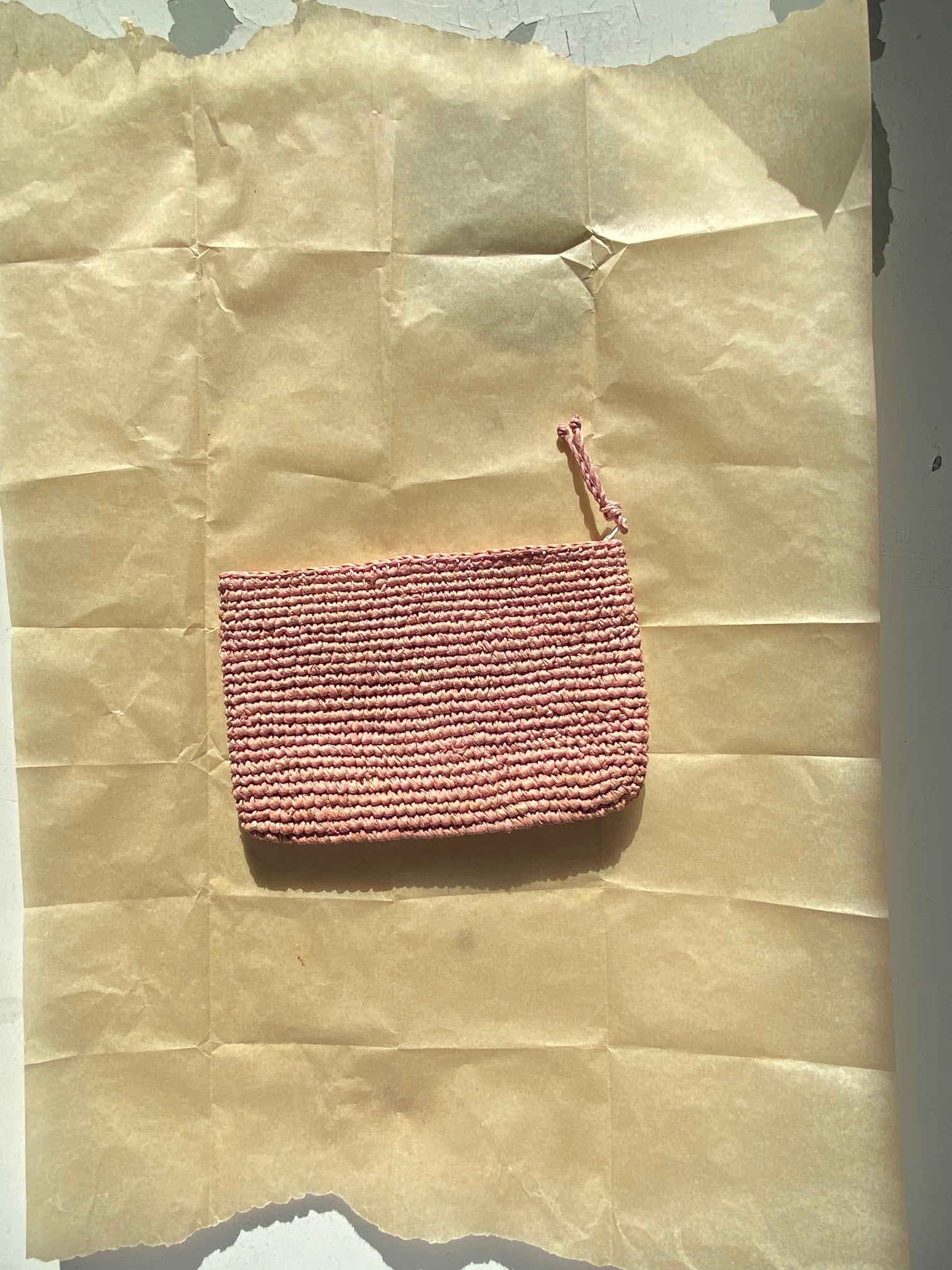 petite pochette en crochet de raphia rose blush
