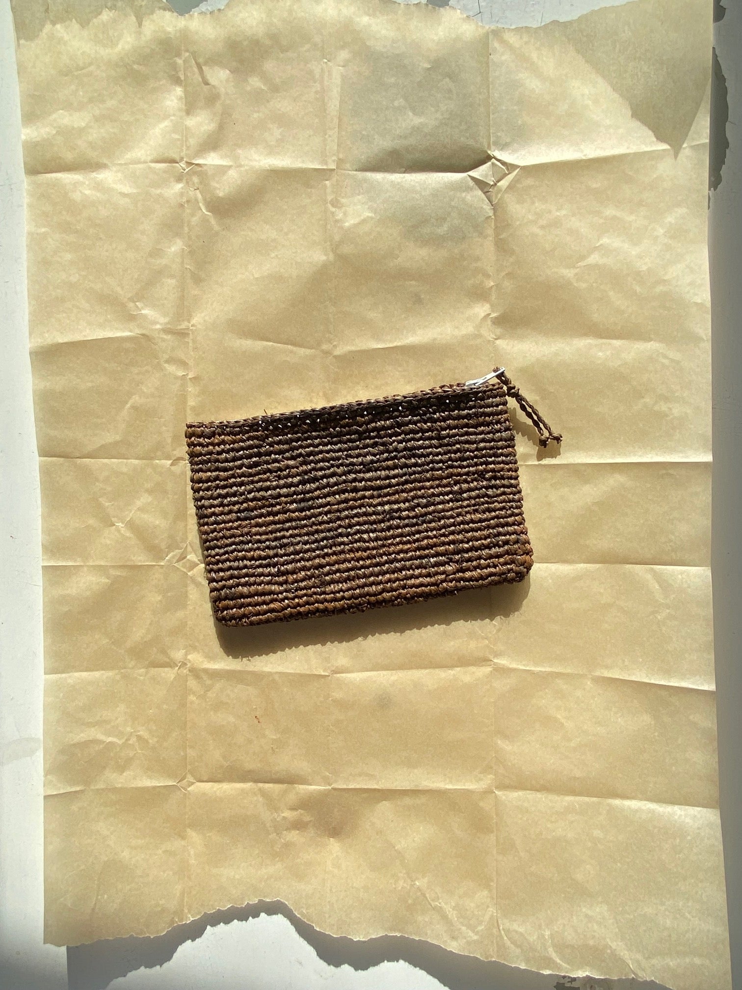 petite pochette en crochet de raphia tabac