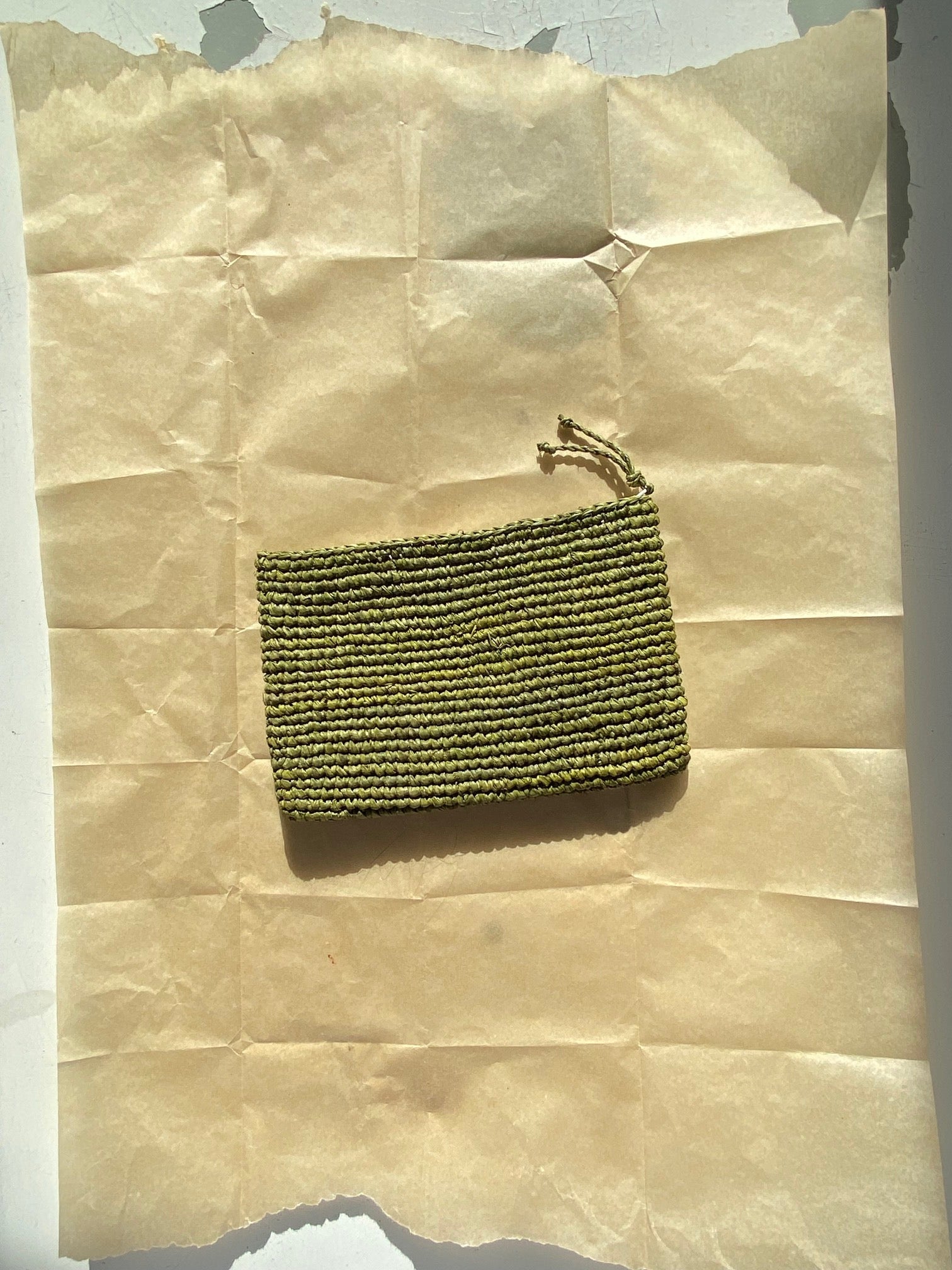 petite pochette en crochet de raphia vert pistache 