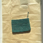 petite pochette en crochet de raphia vert