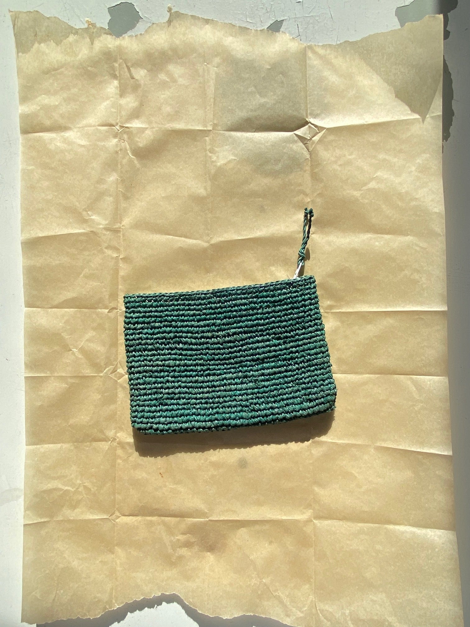 petite pochette en crochet de raphia vert
