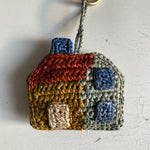 zoom sur le petit porte clés/gri-gri en raphia fait main en forme de maison