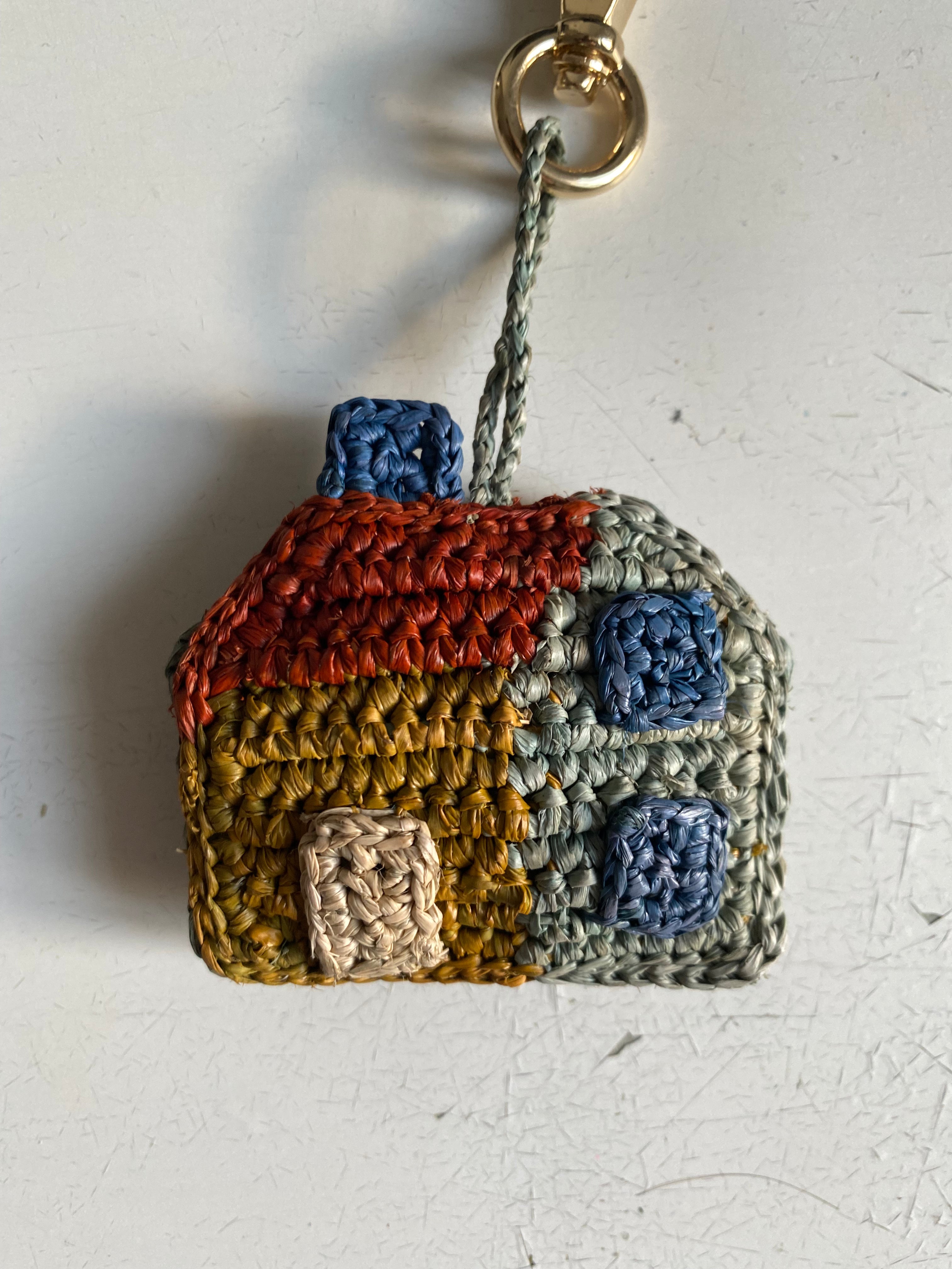 zoom sur le petit porte clés/gri-gri en raphia fait main en forme de maison