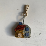 petit porte clés/gri-gri en raphia fait main en forme de maison à accrocher partout