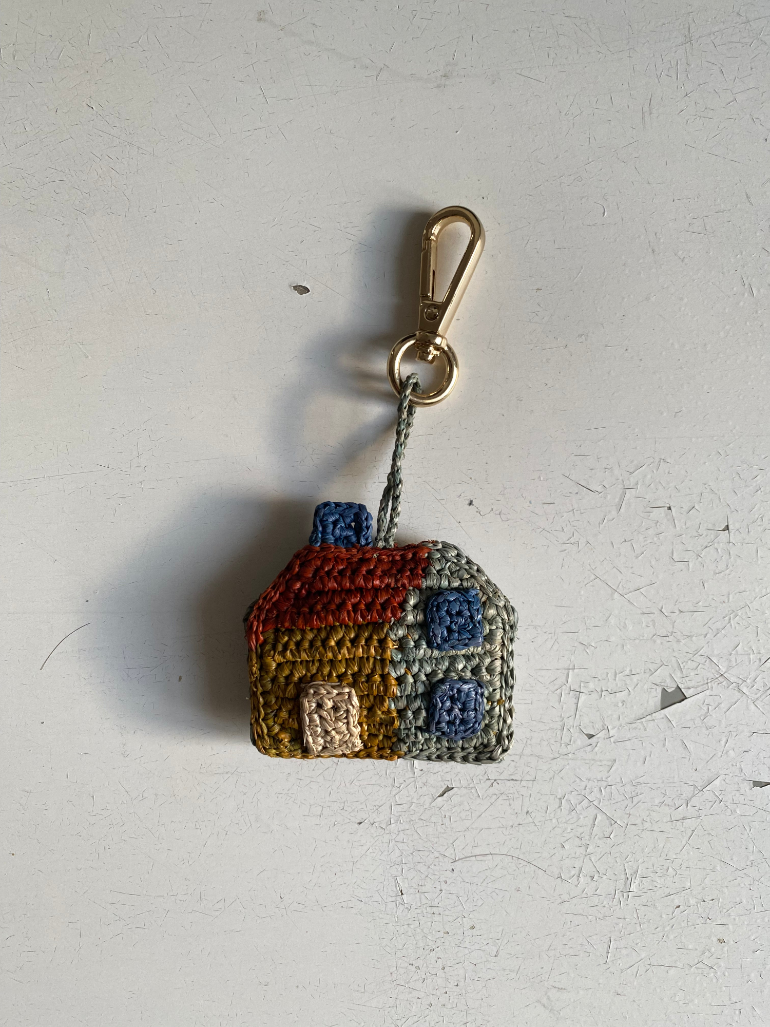 petit porte clés/gri-gri en raphia fait main en forme de maison à accrocher partout
