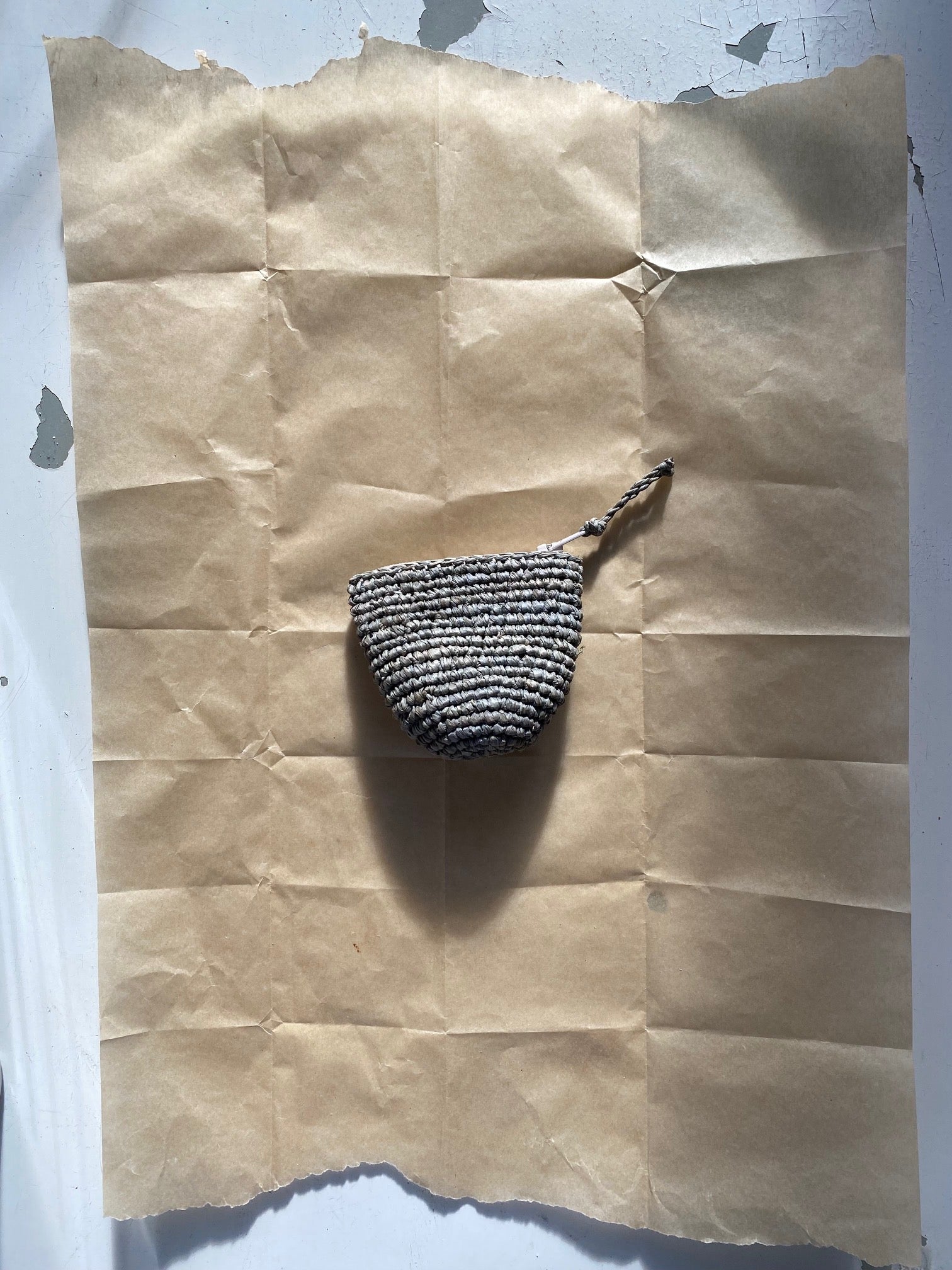petit porte-monnaie zippé en crochet de raphia bleu écume 