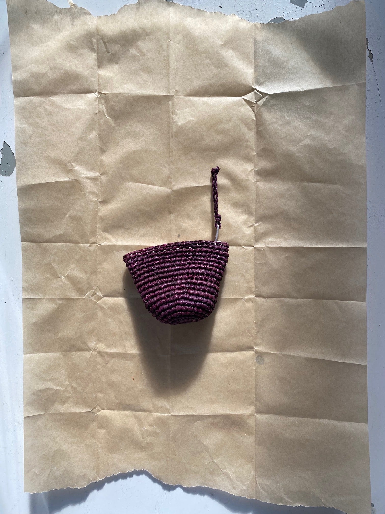 petit porte-monnaie zippé en crochet de raphia bordeaux 