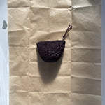 petit porte-monnaie zippé en crochet de raphia chocolat