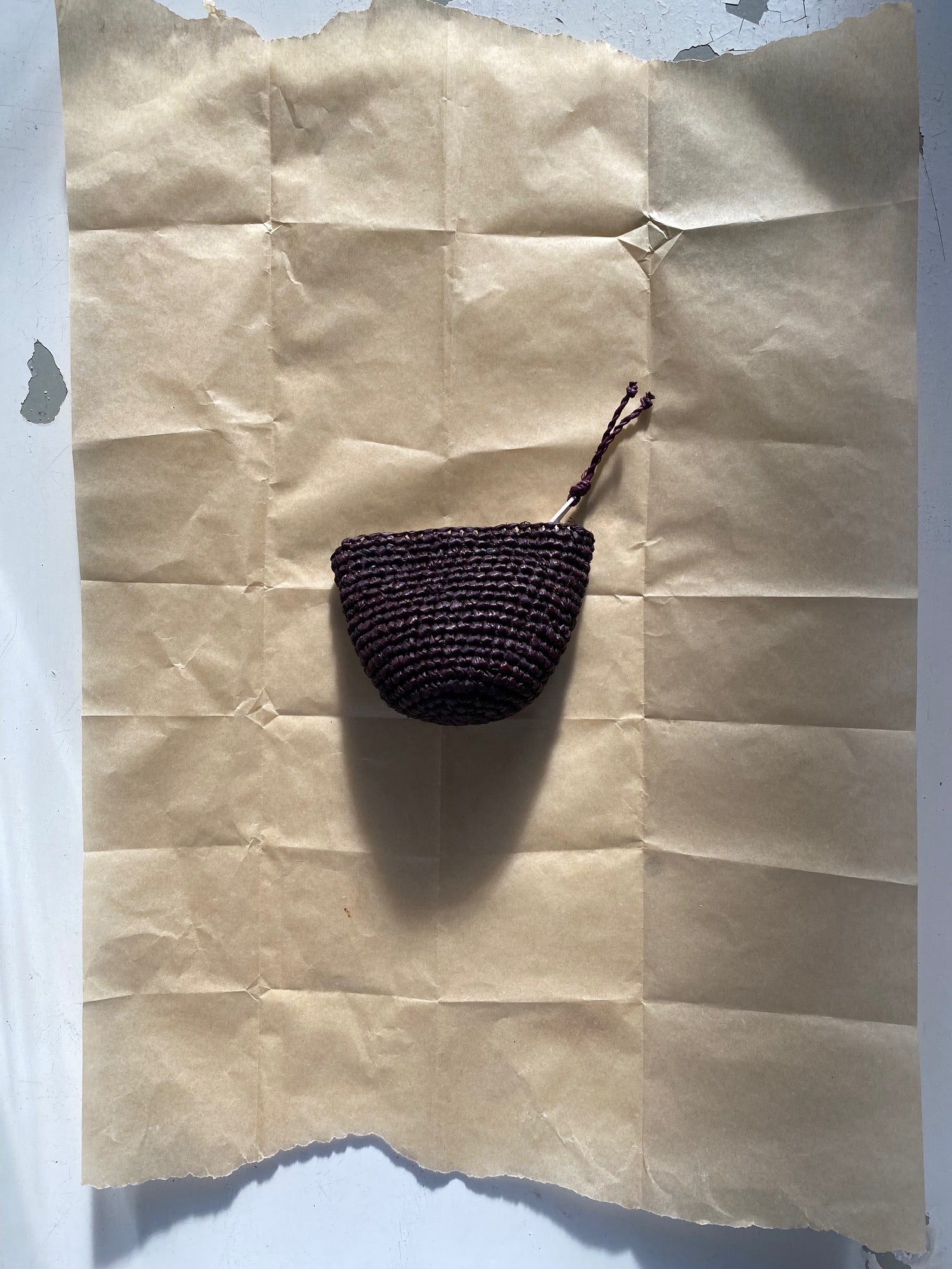 petit porte-monnaie zippé en crochet de raphia chocolat