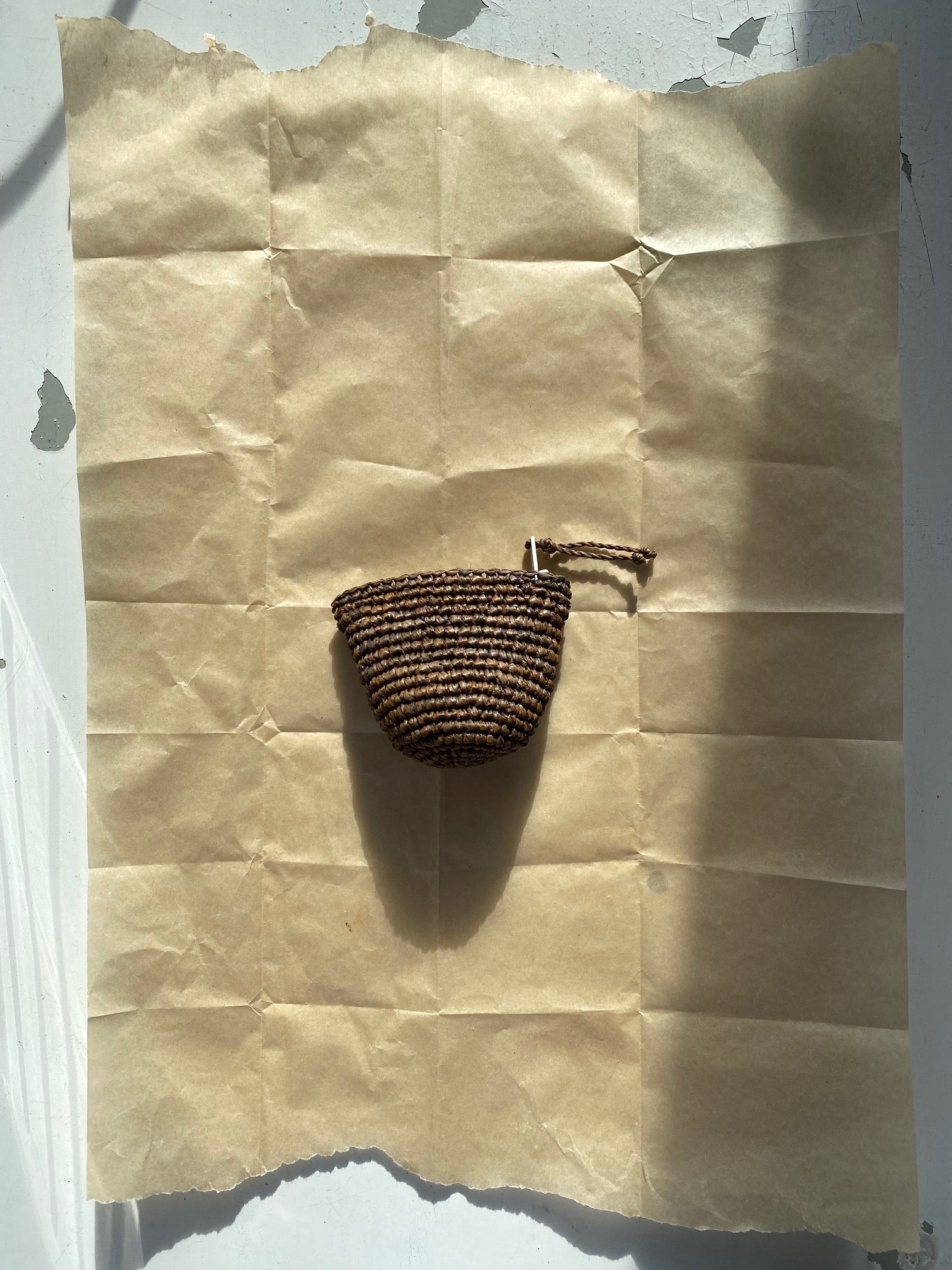 petit porte monnaie zippé en crochet de raphia tabac