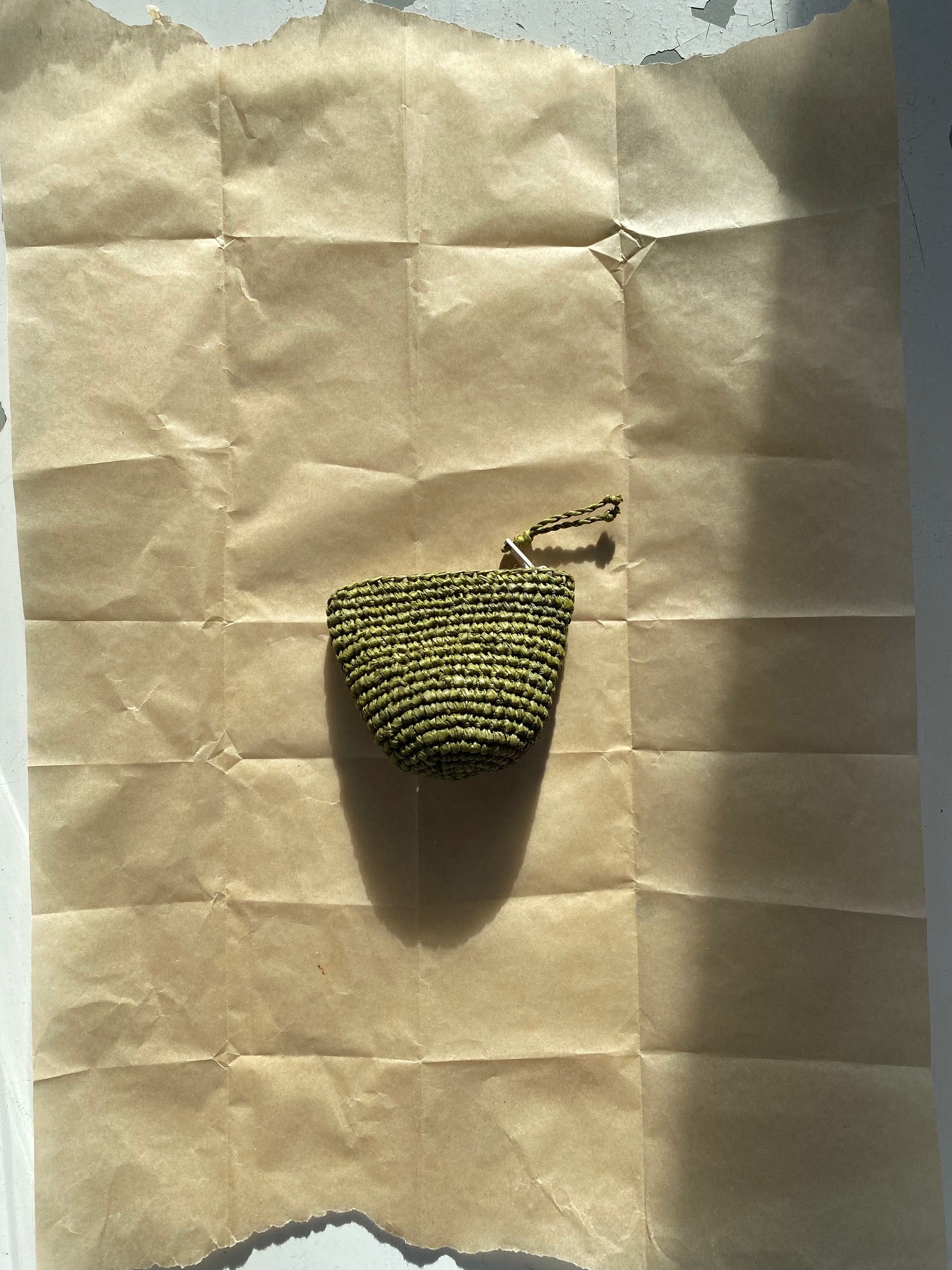 petit porte-monnaie zippé en crochet de raphia vert pistache 