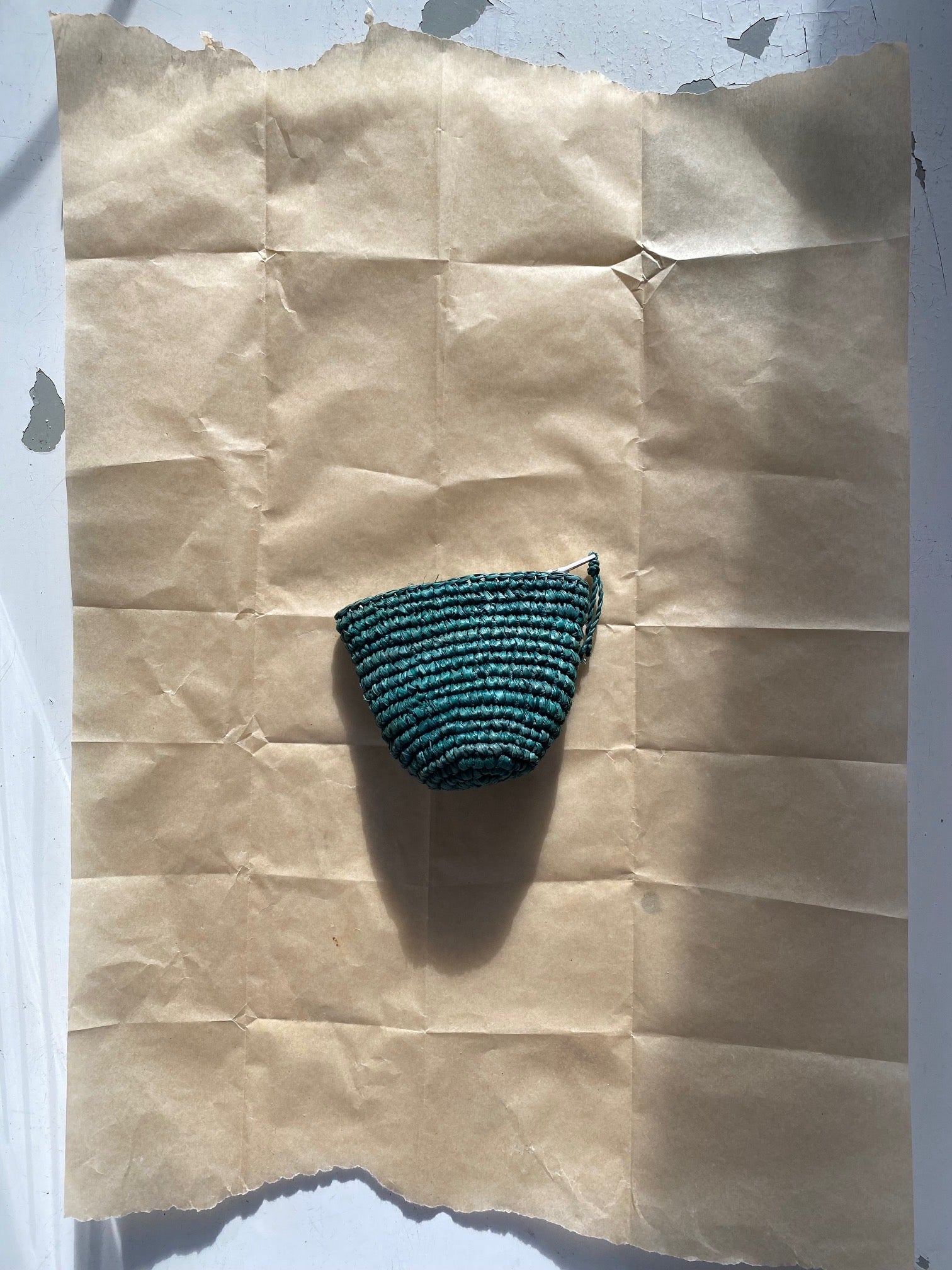 petit porte monnaie zippé en crochet de raphia vert 