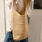 Sac à bandoulière en raphia naturel porté à l'épaule- KITAPO