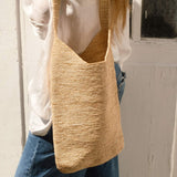 Sac à bandoulière en raphia naturel porté à l'épaule- KITAPO