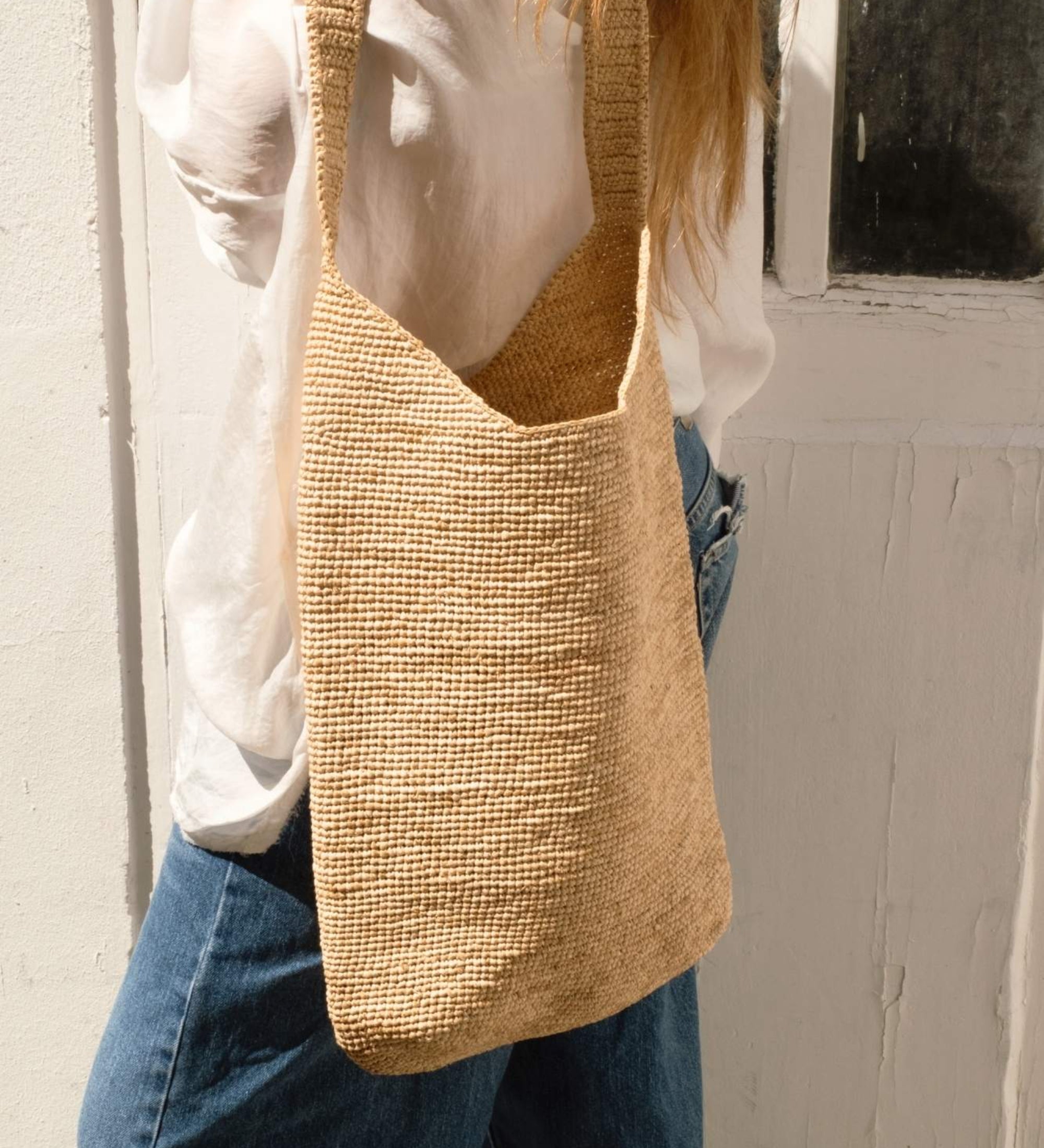 Sac à bandoulière en raphia naturel porté à l'épaule- KITAPO