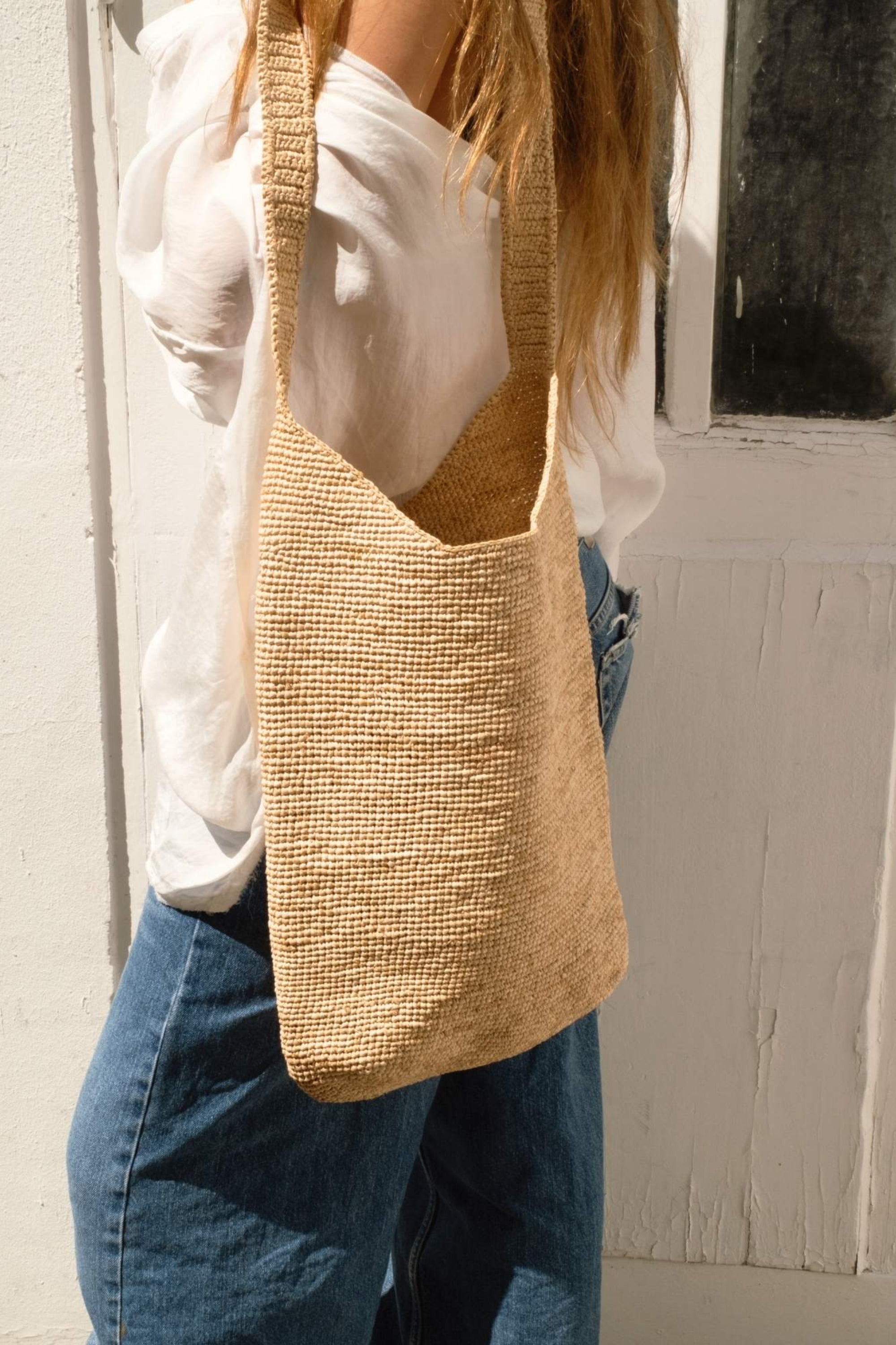 Sac à bandoulière en raphia naturel porté à l'épaule- KITAPO