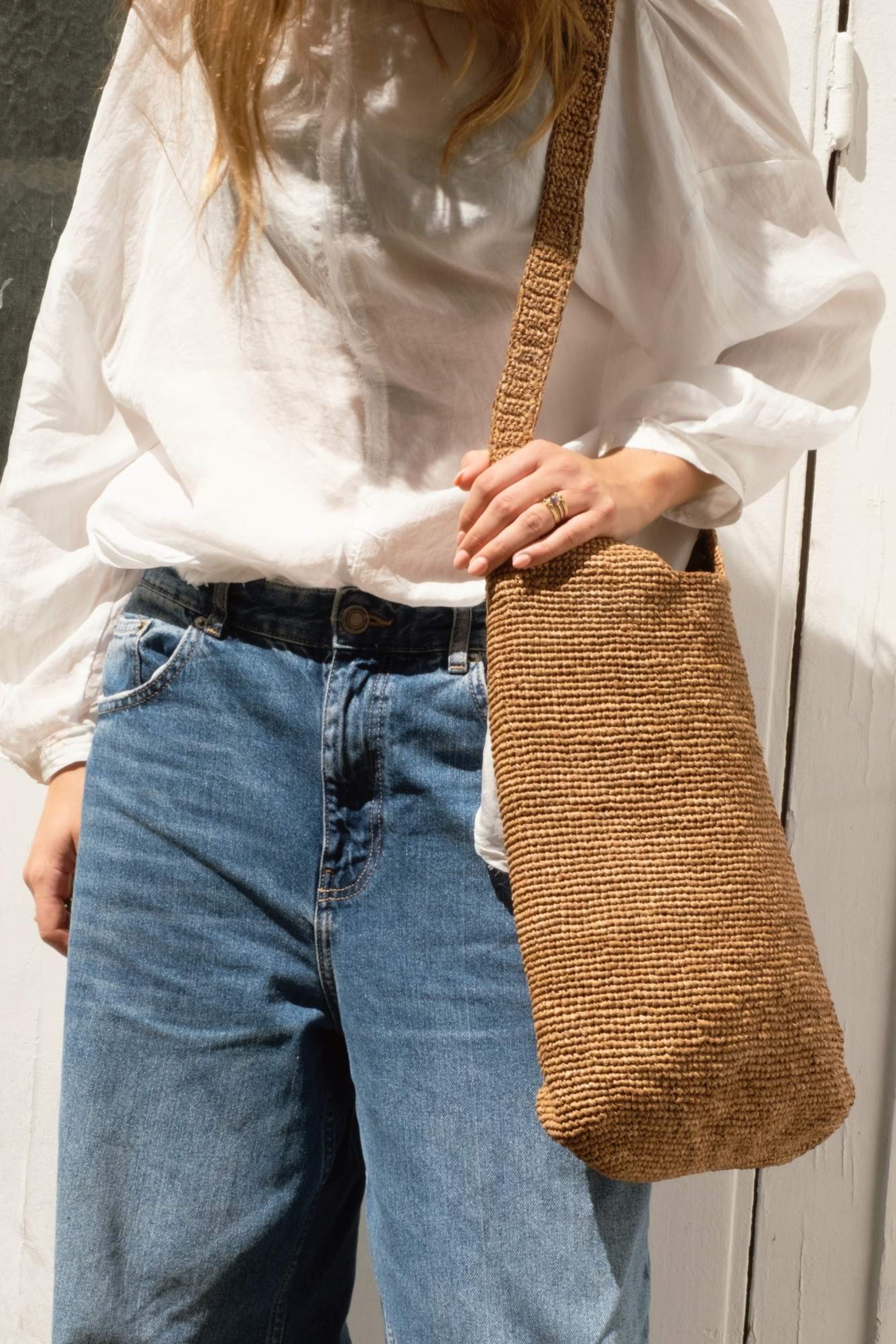 Sac à bandoulière en raphia thé porté à l'épaule - KITAPO