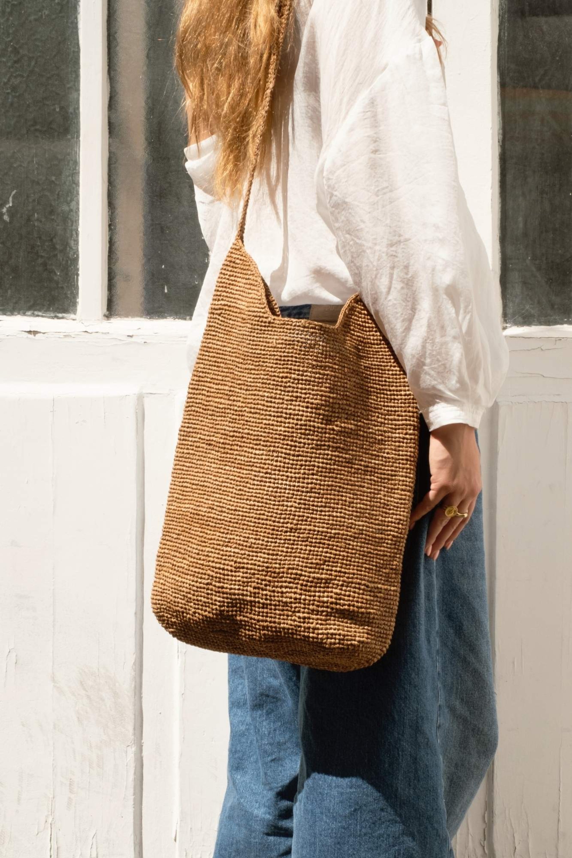 Sac à bandoulière en raphia fait main porté épaule- KITAPO thé