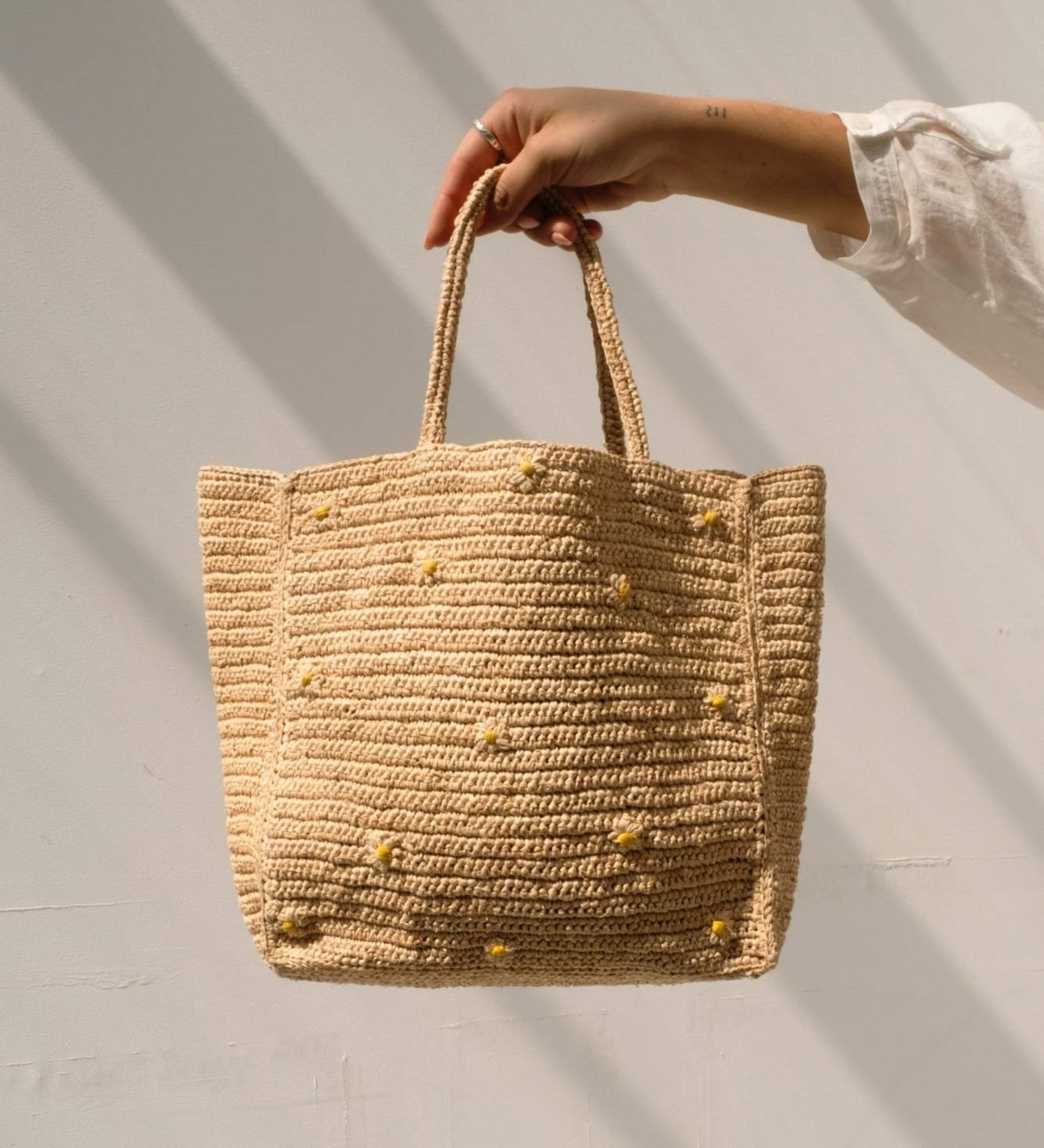Sac à main en raphia naturel fait main et brodé de fleurs - LÉONIE
