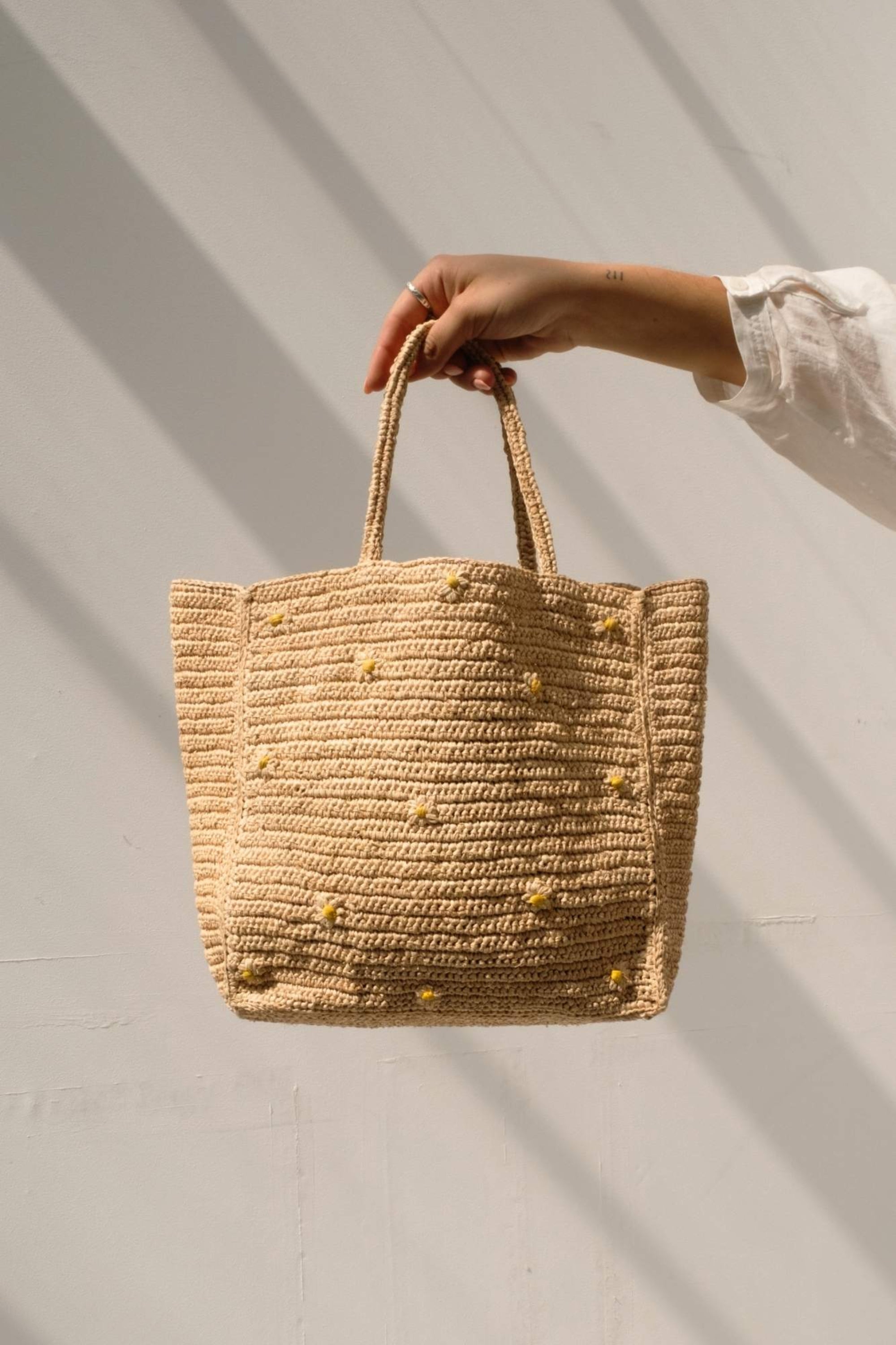 Sac à main en raphia naturel fait main et brodé de fleurs - LÉONIE