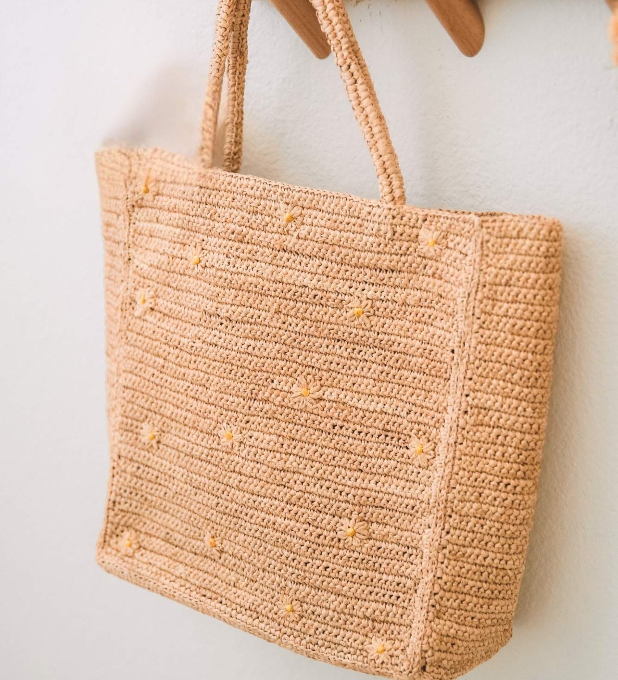 Détails du sac à main en raphia naturel fait main et brodé de fleurs - LÉO