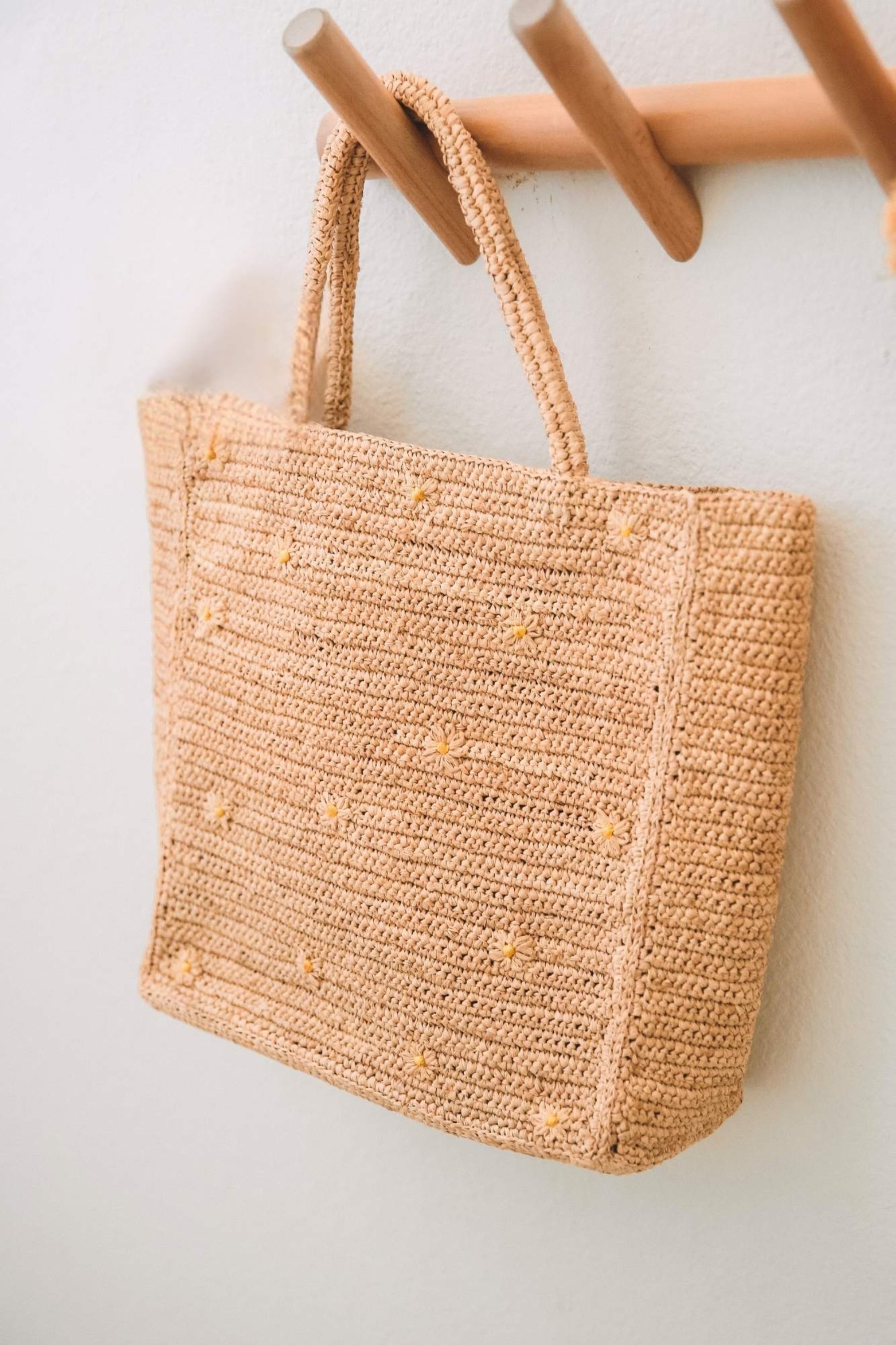 Détails du sac à main en raphia naturel fait main et brodé de fleurs - LÉO