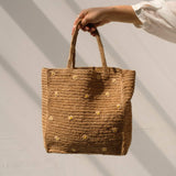 Sac à main en raphia thé fait main et brodé de fleurs - LÉONIE
