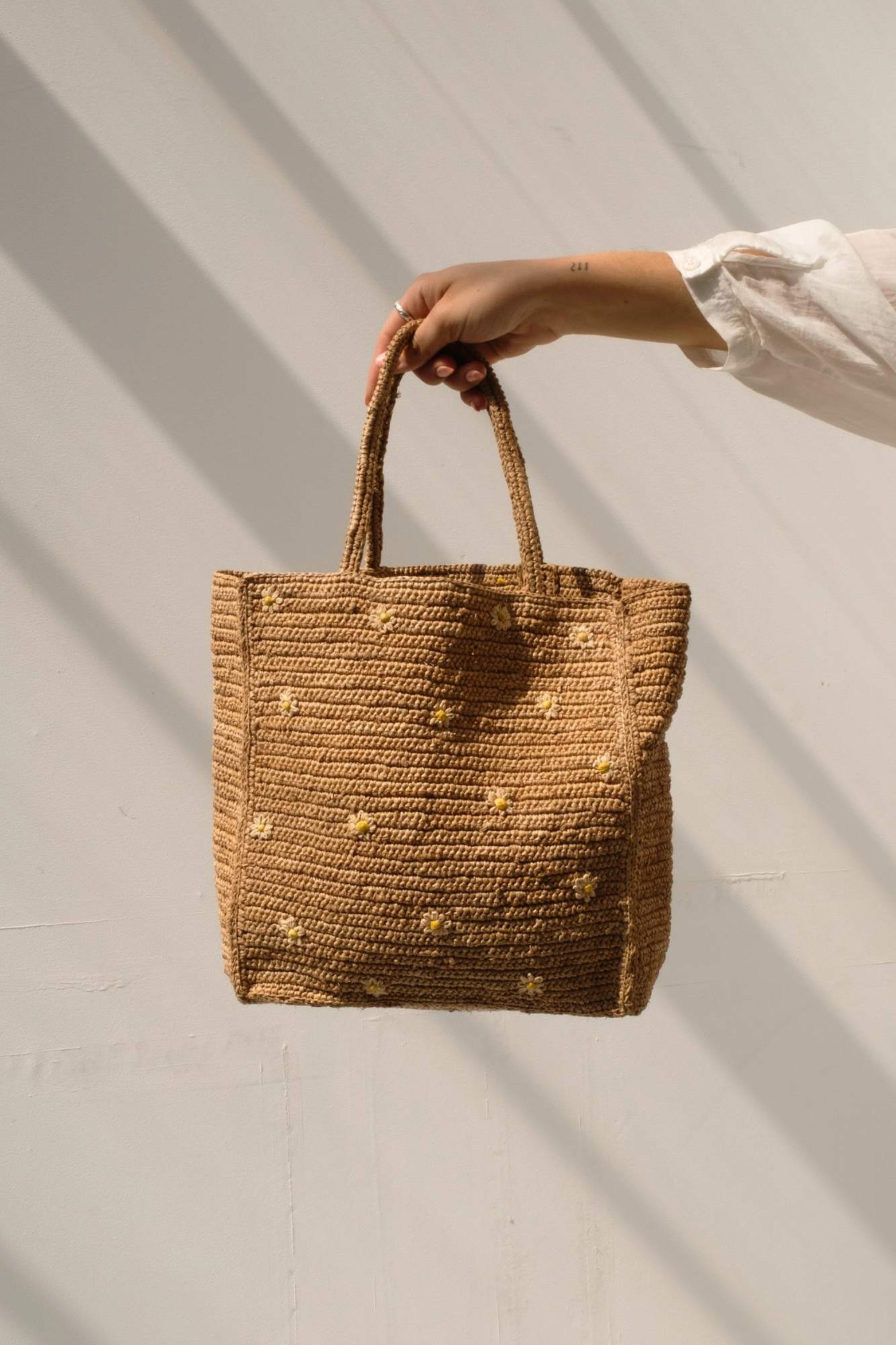 Sac à main en raphia thé fait main et brodé de fleurs - LÉONIE