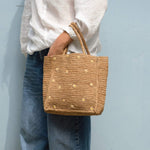 Sac à main en raphia thé brodé de fleurs porté main- LÉONIE