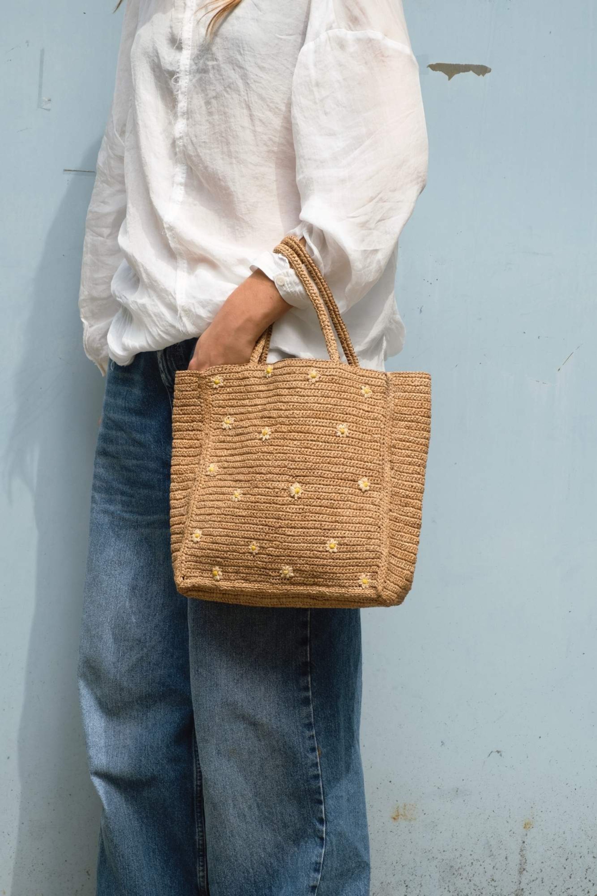 Sac à main en raphia thé brodé de fleurs porté main- LÉONIE