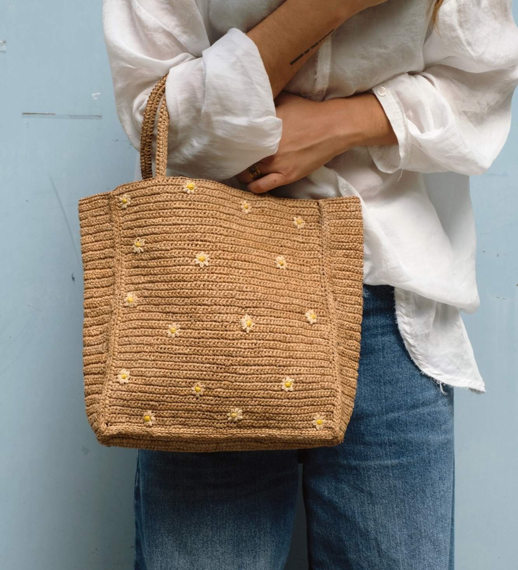 Sac à main en raphia fait main et brodé de fleurs - LÉONIE thé