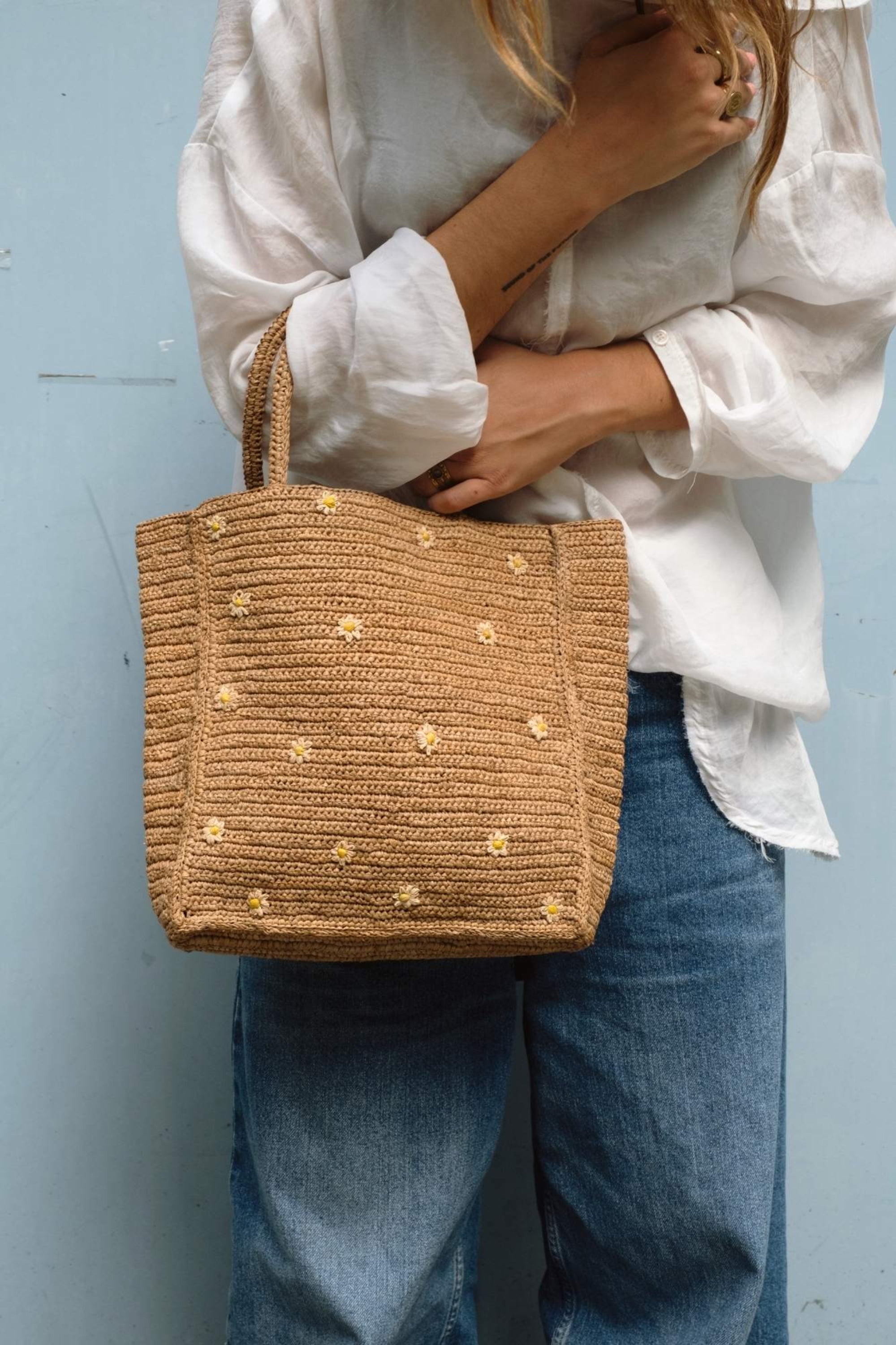 Sac à main en raphia fait main et brodé de fleurs - LÉONIE thé