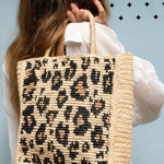 Détails du sac à main en raphia naturel motif léopard fait main - LÉONA