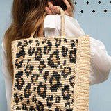 Détails du sac à main en raphia naturel motif léopard fait main - LÉONA