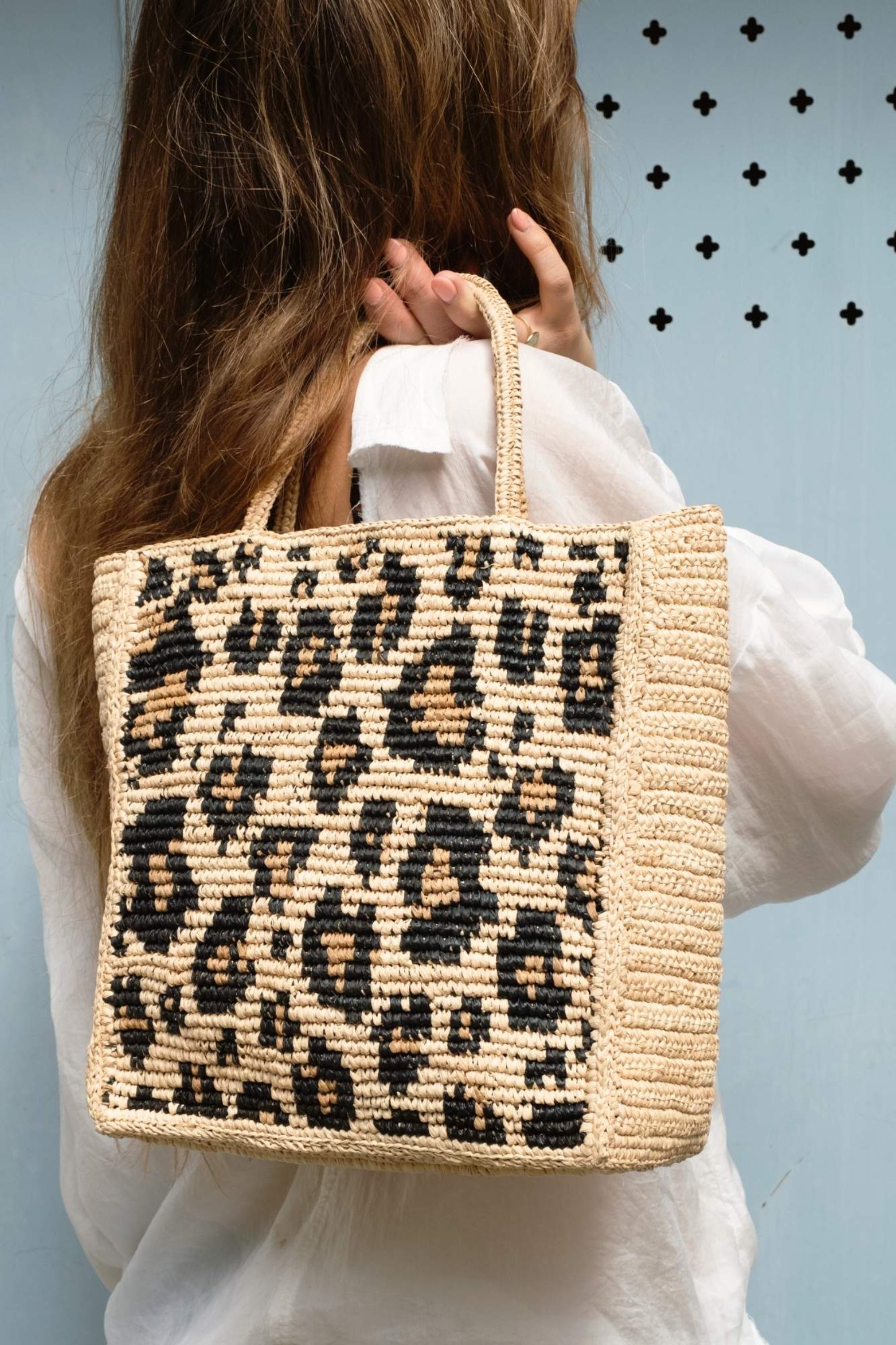 Détails du sac à main en raphia naturel motif léopard fait main - LÉONA