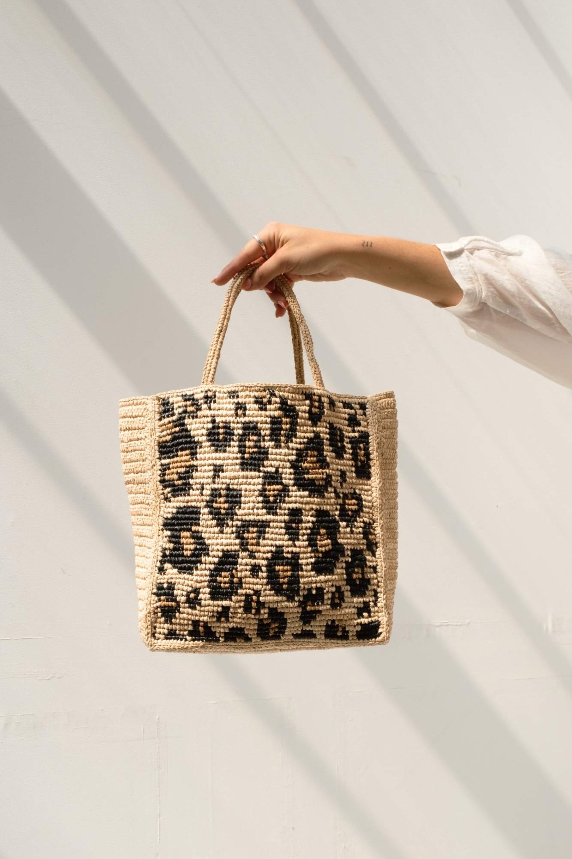 Sac à main léopard en raphia naturel fait main - LÉONA